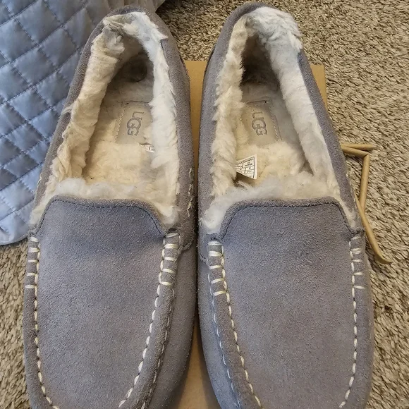 UGG Gray Suede Moccasin Slippers - Womens Size 8 - Picture 3 of 9